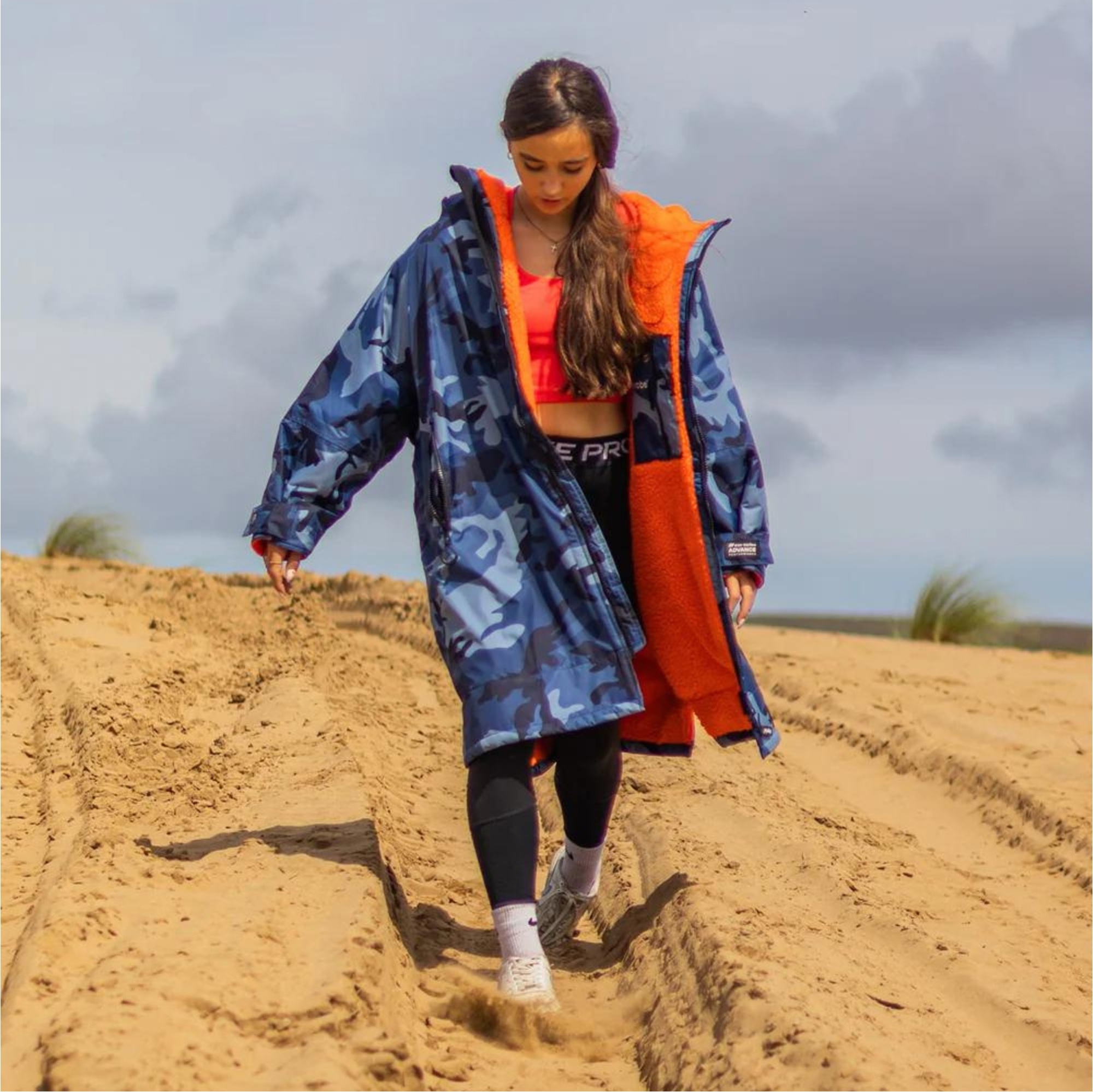 2025 Dryrobe Advance Junior Long Sleeve Changing Robe V3 V3KSLSDA - Blue Camo / Orange